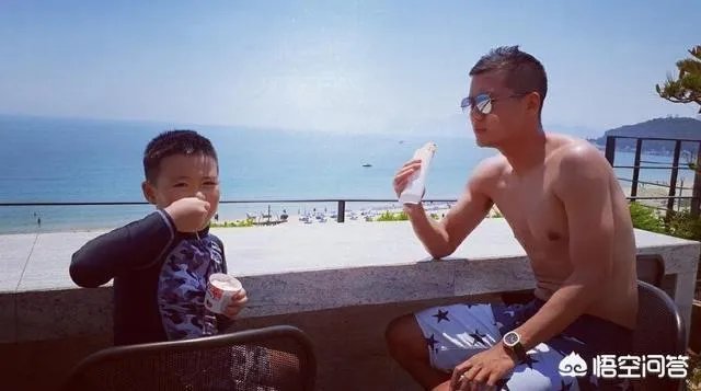 恒大黄博文带娃去旅游,六一节享受美食与海滩,你是怎么看的?