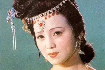 嫩寒锁梦因春冷,芳气笼(袭)人是酒香出自秦观的哪首词?全词是什么?