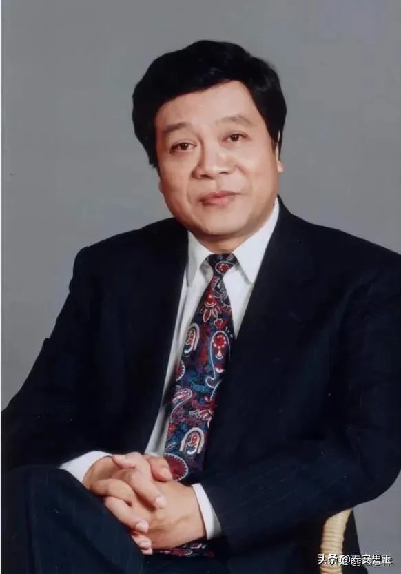 有些人在赵忠祥刚刚病逝的时候,大肆炒作他的字您怎么看?