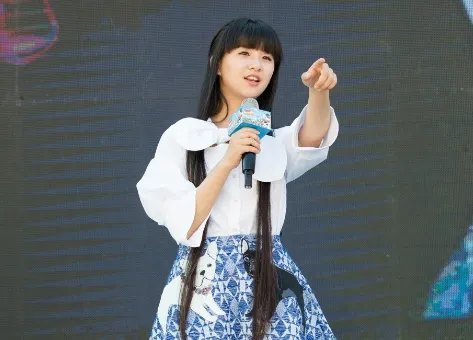 当年被杨丽萍宠爱有加的小彩旗，为何遭姨妈放弃，如今混得如何？