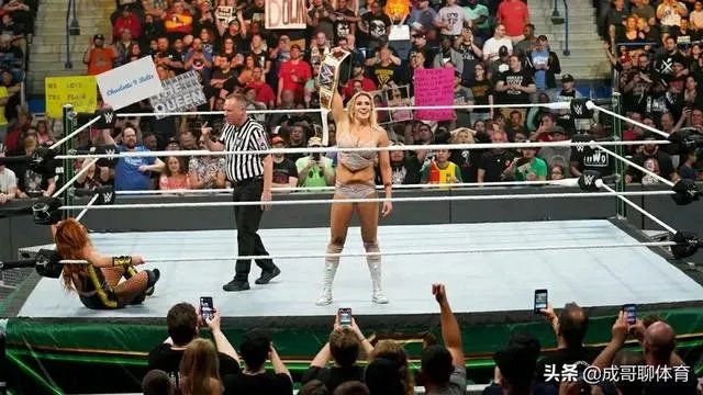 怎么评价WWE夏洛特弗莱尔这位女摔角手?