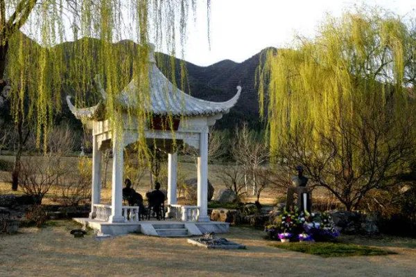 侯宝林,侯耀文两父子的坟墓有什么样的差别?