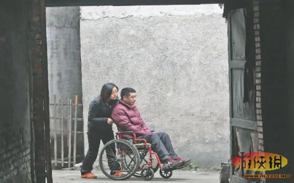 90后女孩照顾截瘫男友3年 不离不弃见真情!