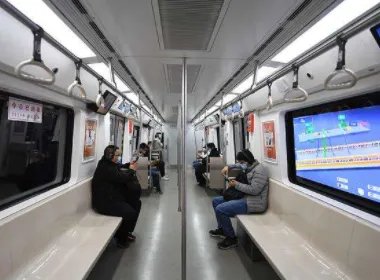 英国一男子在地铁打骂其他乘客被捕,他为何会有如此举动?