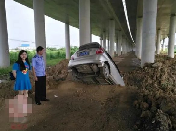 女司机深夜驾车被导航带进深水沟是怎么回事?