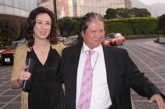 洪金宝的老婆叫什么名字,洪金宝比老婆大几岁