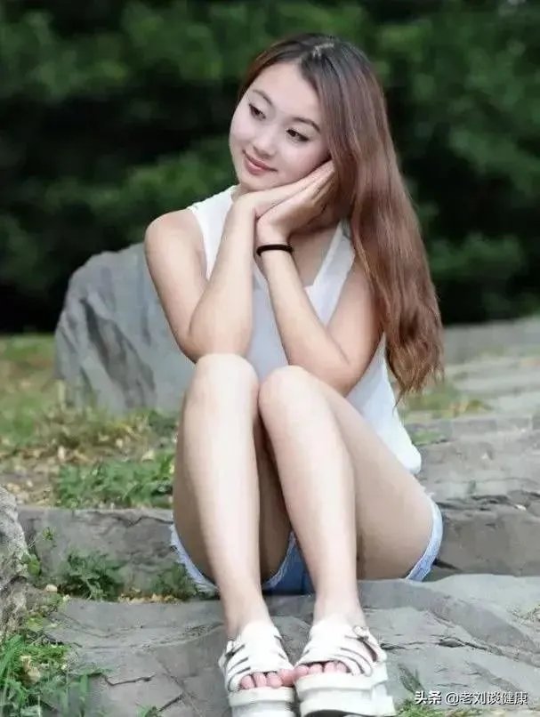谁手机里有美女美景图片,能不能分享让大家看看?