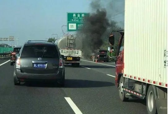 北京京承高速段车辆自燃是真的吗?