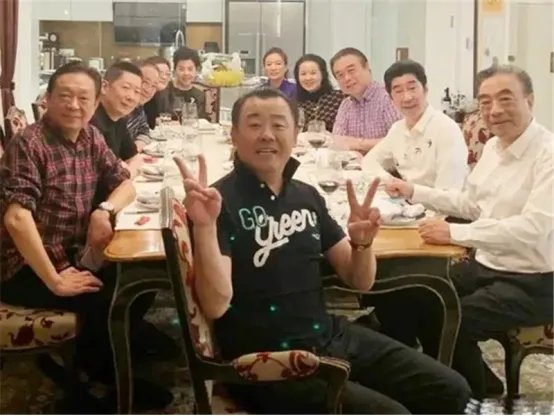 周立波豪宅内宴请滑稽戏前辈,霸气回应:一切正在开始,他还能开始吗?