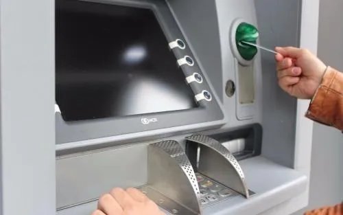 男子脑袋一热撒10万现金,遭哄抢后心里又后悔了,对此你怎么看?