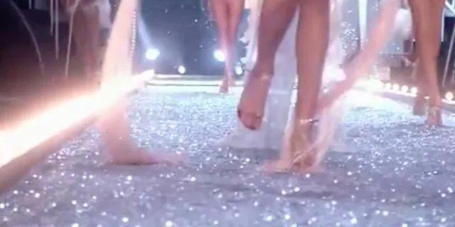 #维密大秀#奚梦瑶走秀不小心摔倒了?好心疼!维密秀上还出现过哪些意外?