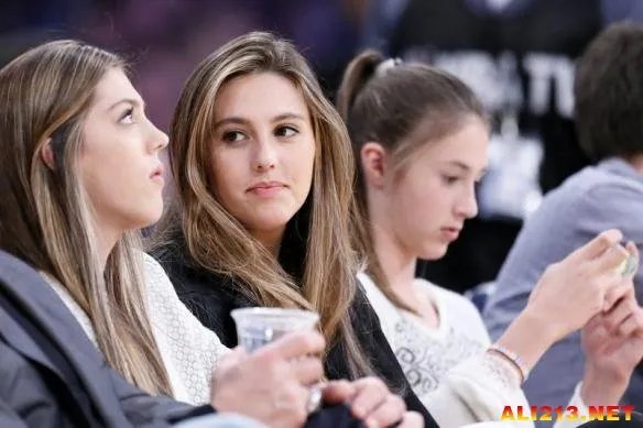 硬汉尽显柔情！史泰龙携三位女儿惊艳亮相NBA球场