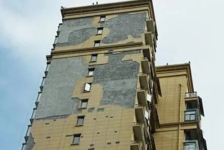 武汉高楼外墙脱落，网约车司机被砸身亡，谁该为司机的死负责？