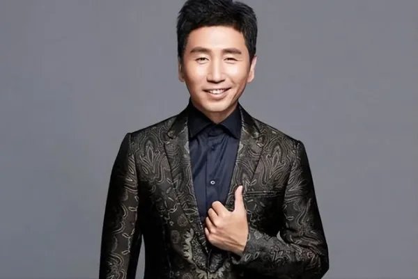 沙宝亮与妻子戴笑盈现身长沙黄花机场,沙宝亮的感情经历是怎样的?