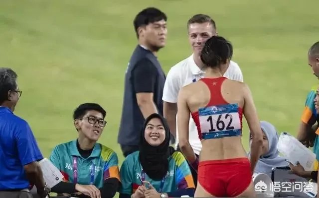 中国撑杆跳女神李玲夺冠后,明目张胆的给裁判和工作人员发糖,对此你怎么看?