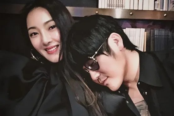 曹格女儿Grace12岁了,穿吊带衫显成熟长发飘飘,她的变化有多大?