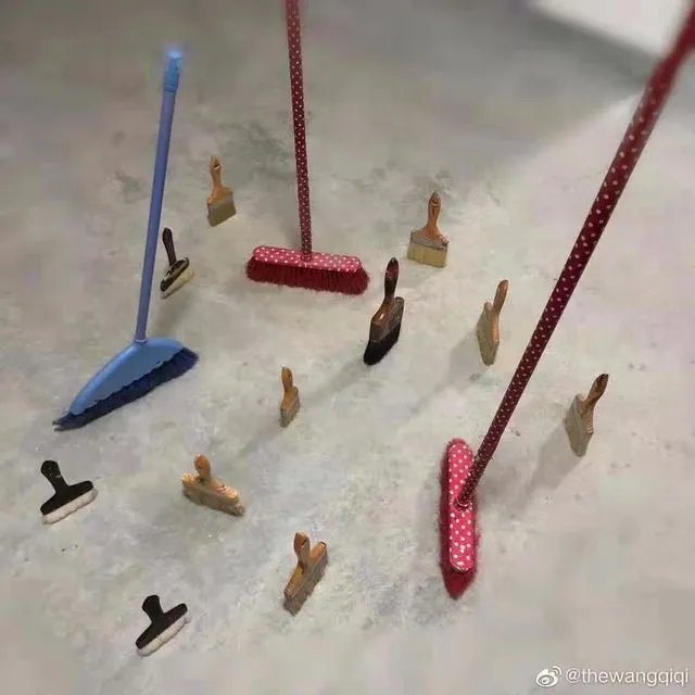 昨天“立扫把”,今天倒立上厕所?沙雕网友的脑洞有多大!