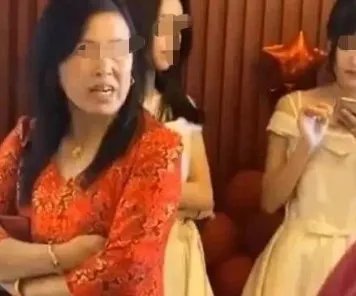新郎接亲被丈母娘嫌钱少,彩礼越多越好吗?