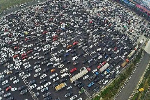 全家出动为堵车路人煮面,你会去吃这碗免费爱心面吗?