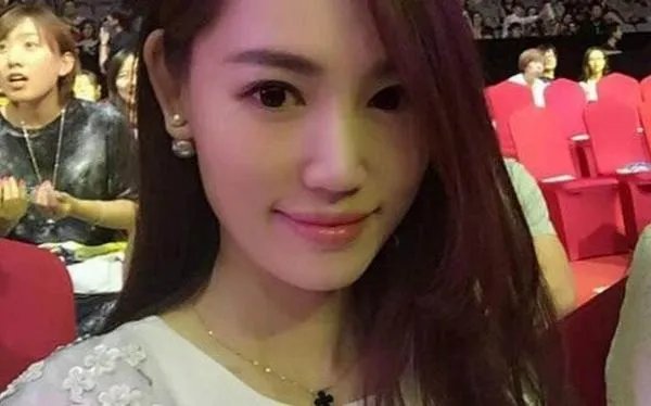 马蓉携女全身名牌现身机场,离婚后的她为何出售如此阔气?