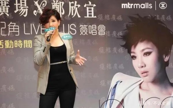 短发造型再配上什么裤子,让郑欣宜看起来只有120斤?