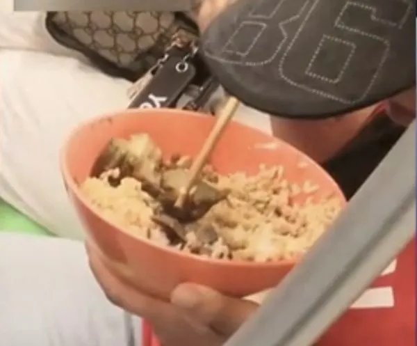 上海女生坐地铁捧着大碗吃猪脚饭,在地铁中可以吃饭吗?