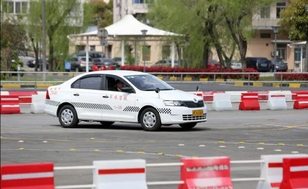 驾校3万学员被坑近2亿元，学员们该如何维权？