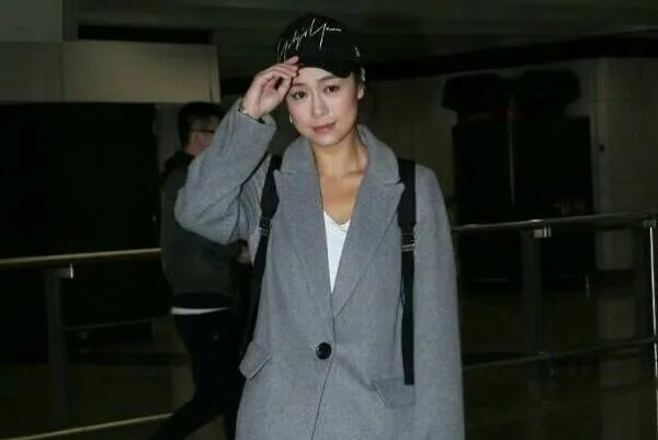 知情人曝黄心颖在美国打工收入差,只能回港讨生活 ,她真的走投无路?