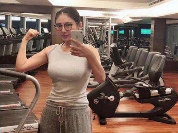 为什么手机镜像拍照后脸是正的,别人看自己是歪的