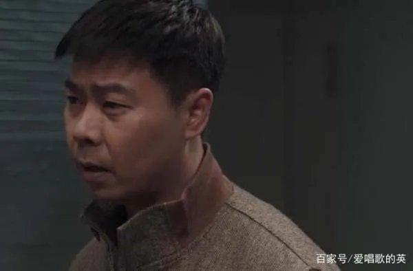 影视剧《扫黑风暴》中有什么细节证实,裴伟就是何勇身边的内奸?