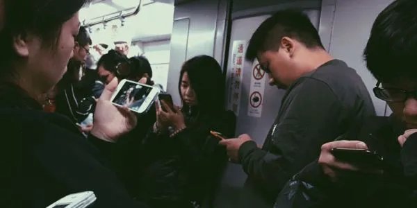 上海女生坐地铁捧着大碗吃猪脚饭,在地铁中可以吃饭吗?