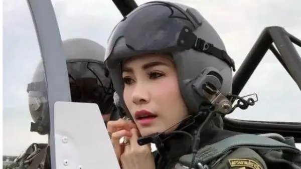 泰国国王为诗妮娜贵妃作画,具体是什么情况?