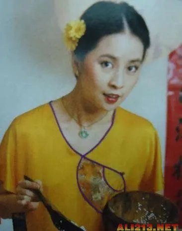 成龙老婆林凤娇昔日嫩照曝光 高贵迷人的气质