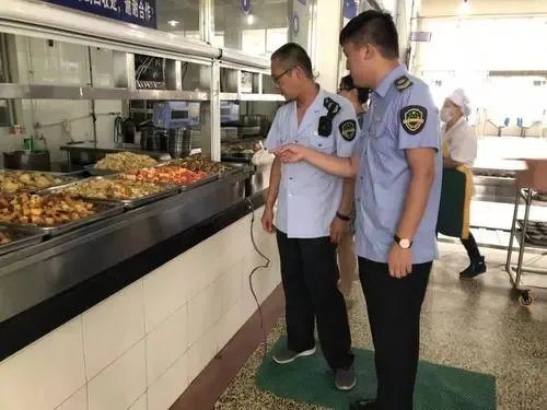 河北一家长反映食堂卫生问题被拘,校方对此事做出了什么回应?