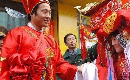 新郎接亲被丈母娘嫌钱少,彩礼越多越好吗?
