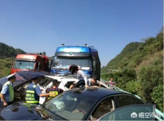高速路上行驶的几十辆车撞在了一起,责任该怎么划分?