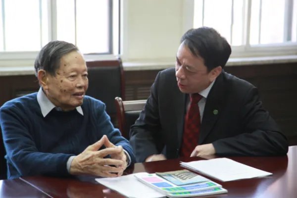 杨振宁被授予求是终身成就奖,但是为何很多人认为他对中国没起到应有的作用?