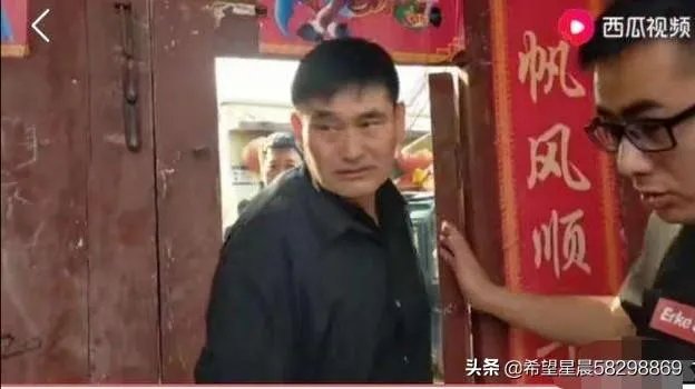 如何看待大衣哥朱之文家门被村民踹开?