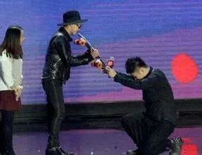 杜海涛下跪事件是怎么回事？