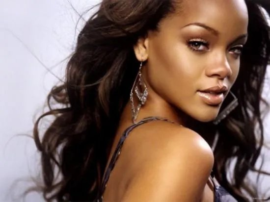 全球最富女歌手Rihanna身价上百亿,她的成功来自于什么?