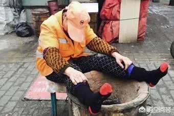 如何看待河南邓州一名保洁大妈被一群统一着装年轻女子围着殴打,并宣称见一次打一次?