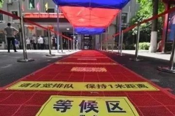 英国一男子称后悔去年年初离开武汉,从他的话中透露出了哪些信息?