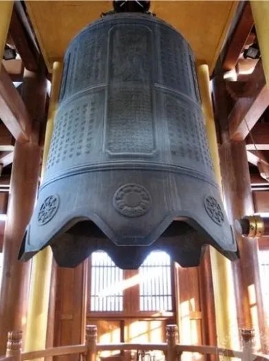 静安寺的钟怎么掉下来了?