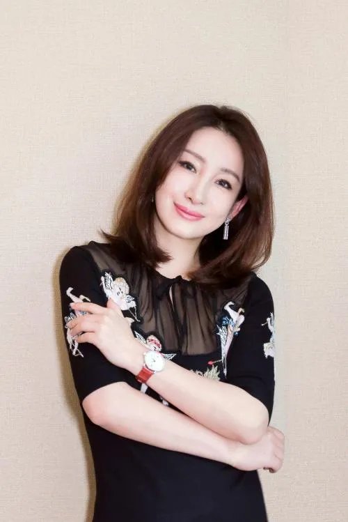 “深夜给大家发个撒娇指南吧”,秦海璐这个明星你喜欢吗?