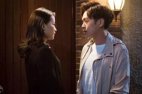 为什么男朋友十指相扣的时候总把我手全部握住?