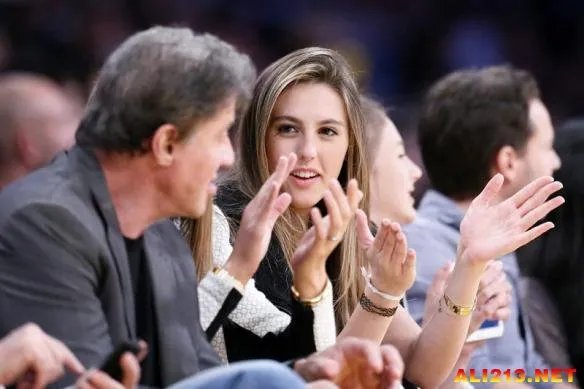 硬汉尽显柔情！史泰龙携三位女儿惊艳亮相NBA球场