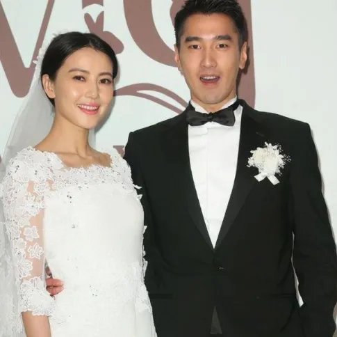 广州街头偶遇高圆圆,扎丸子头气质独特,为何大家都称她为“女神”?