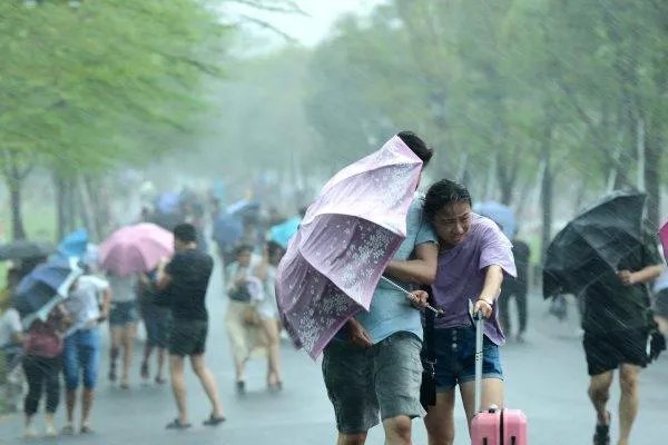 冷空气来袭,冷空气对生活最大的影响是什么?你的体重可以抗住几级大风?