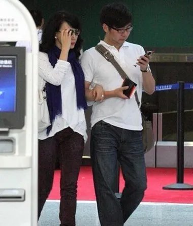 赵胤胤儿子曝光 全家温馨郊游