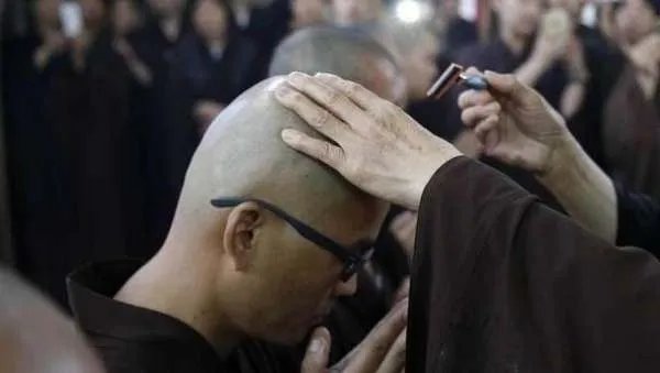 中国首个“剃度出家”的富豪老总,隐居深山11年,家人拒绝相认,为何?